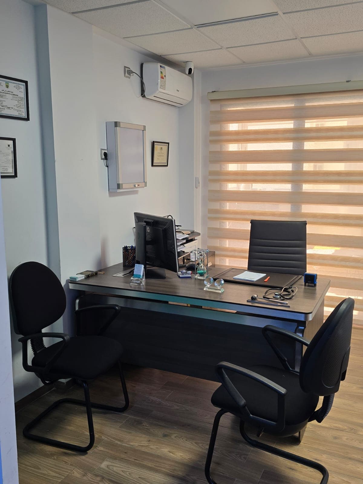 Deuxieme bureau de consultation - bureau professionnel, diplomes, lumiere naturelle